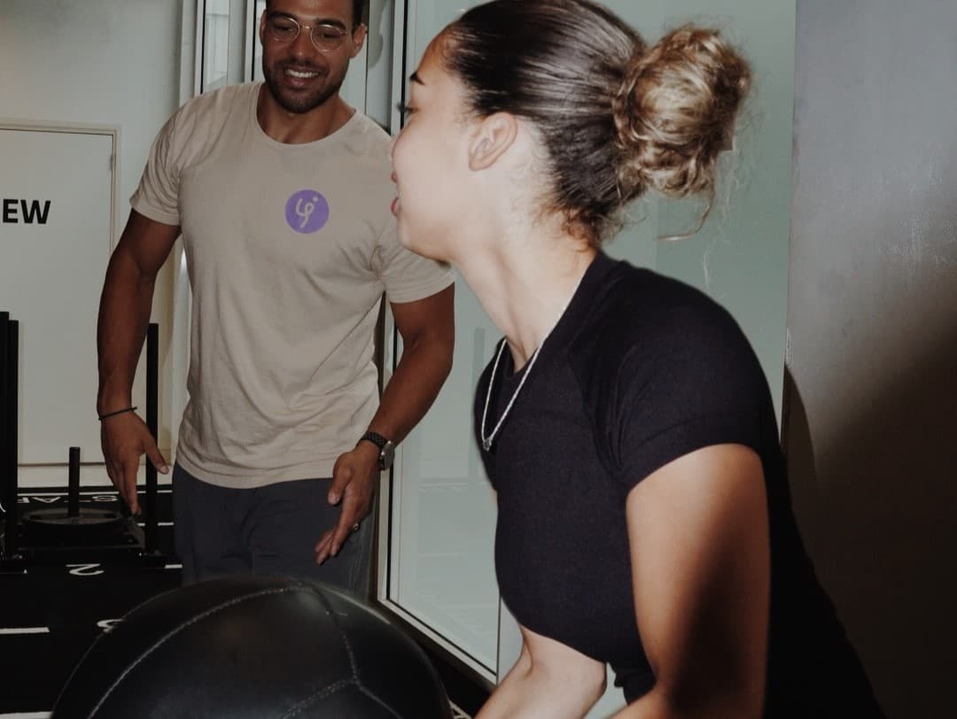 Fysiotherapeut begeleidt patiënt bij oefeningen